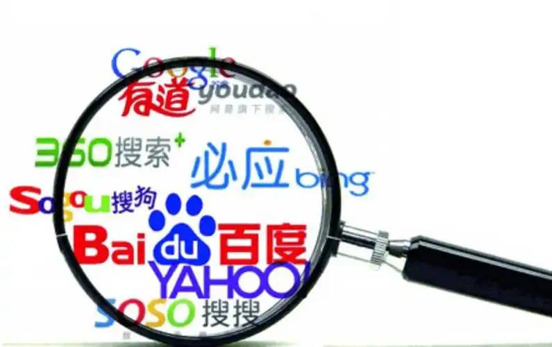 家长抱婴儿在学校路边值护学岗